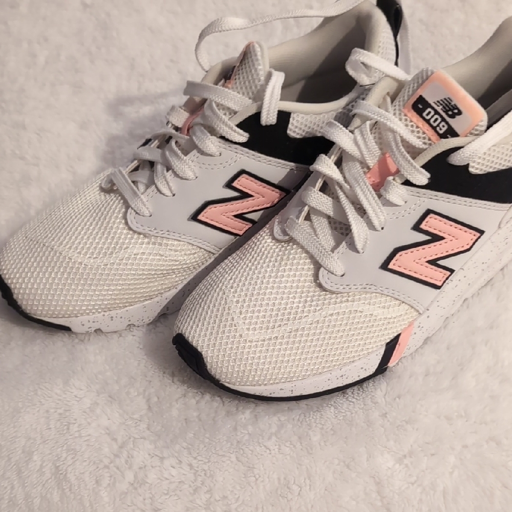 New Balance Women's White and Pink Sneakers